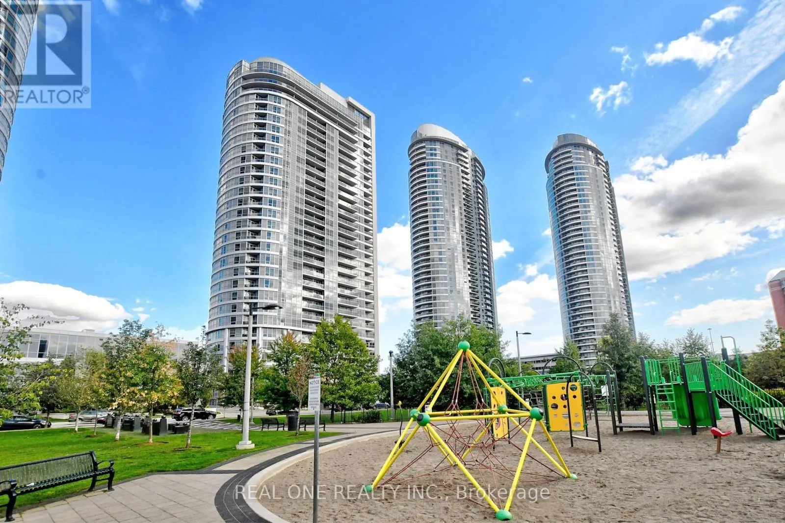 1008 - 151 VILLAGE GREEN SQUARE