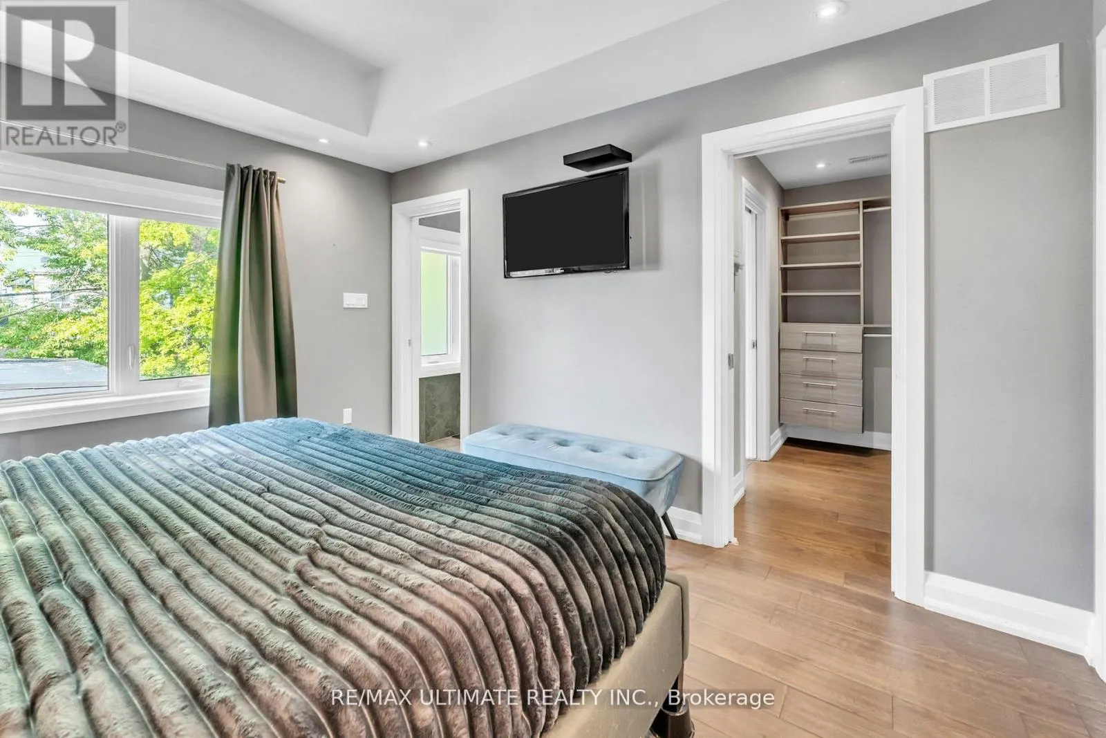 10 OAKDENE CRESCENT