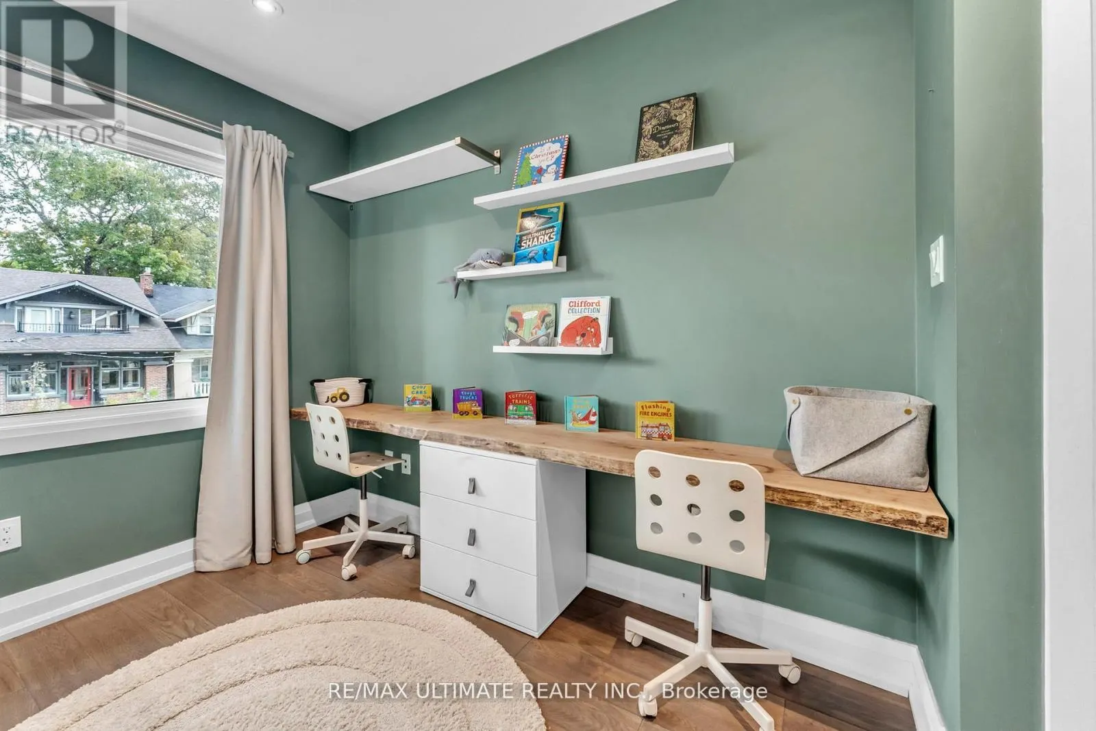 10 OAKDENE CRESCENT