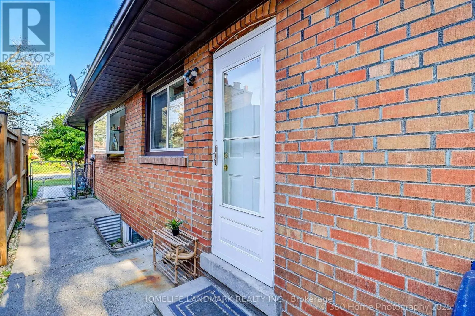 38 MOORECROFT CRESCENT
