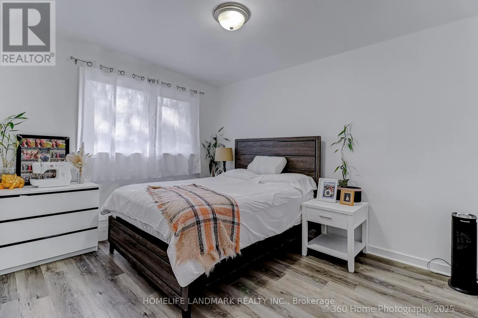 38 MOORECROFT CRESCENT