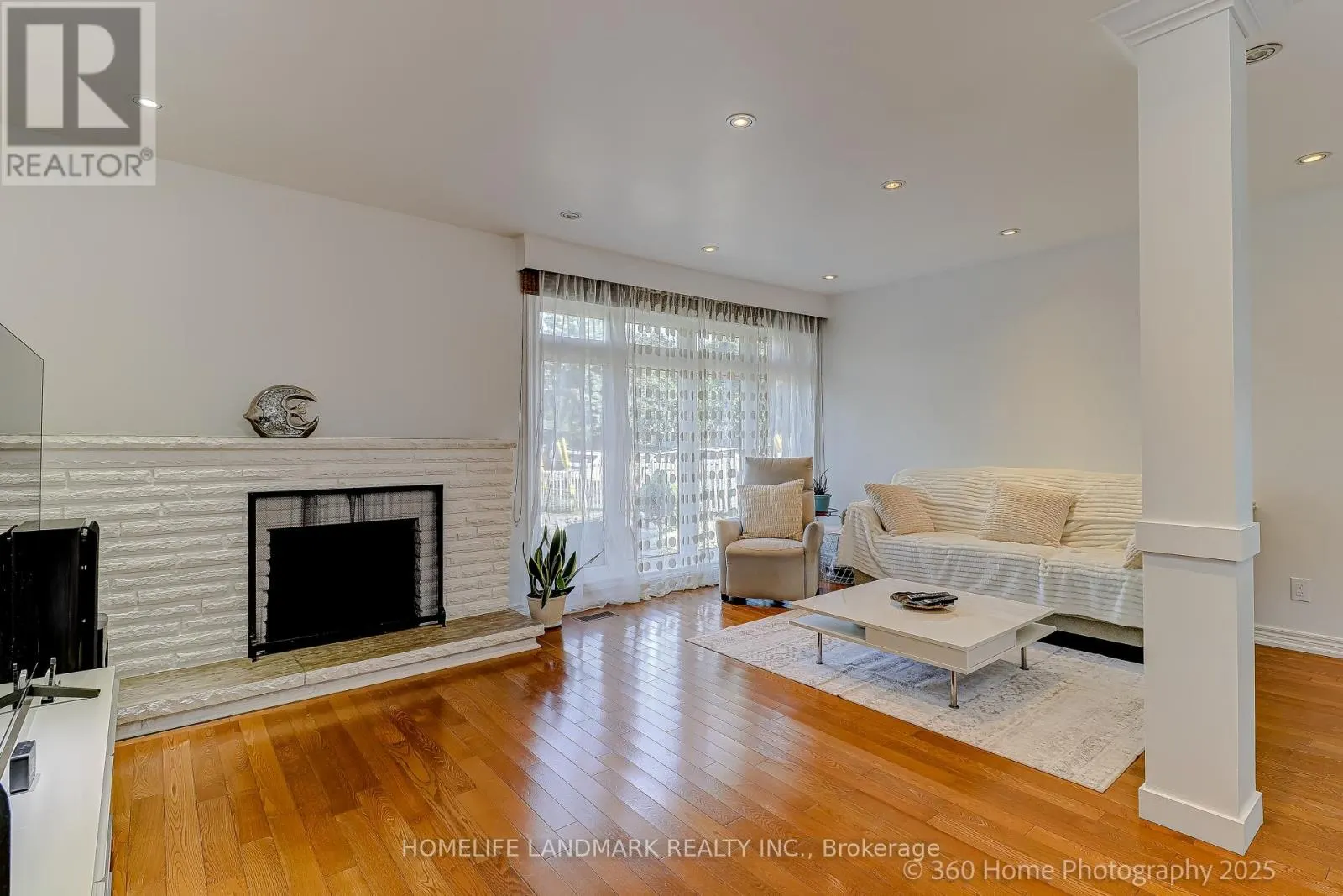 38 MOORECROFT CRESCENT
