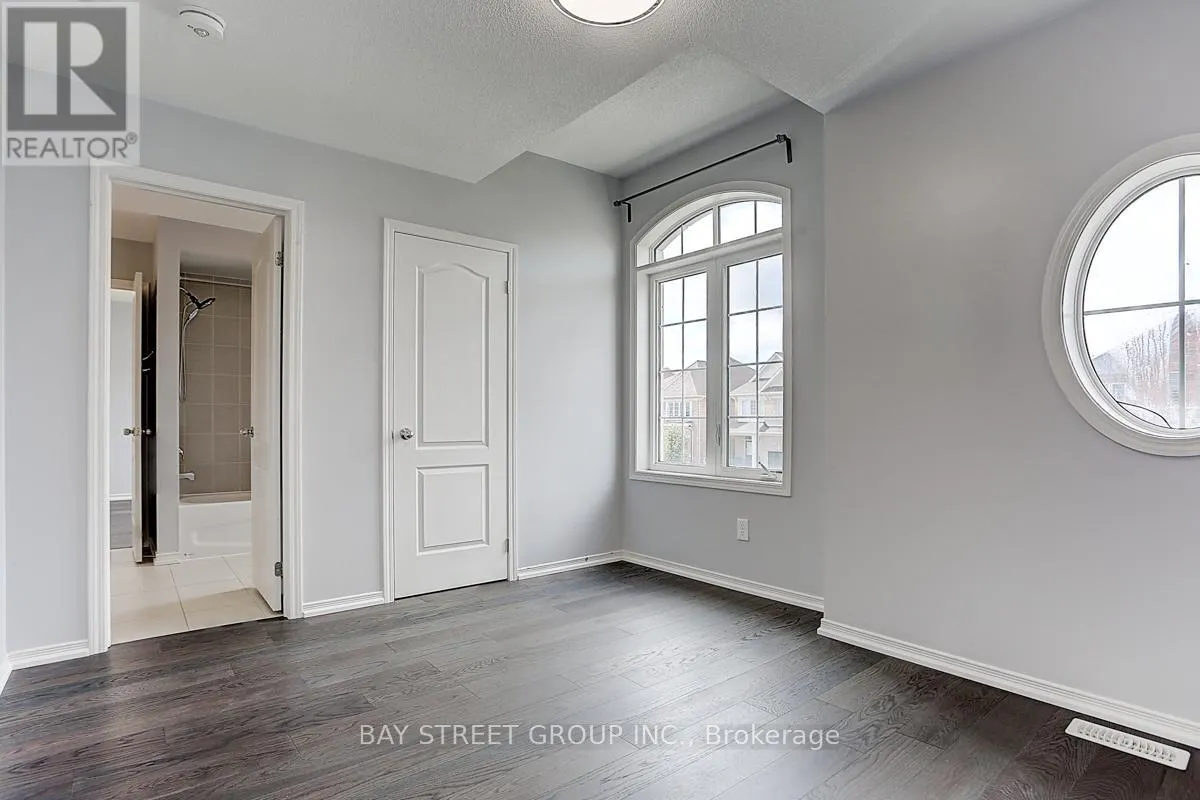 2433 EQUESTRIAN CRES CRESCENT