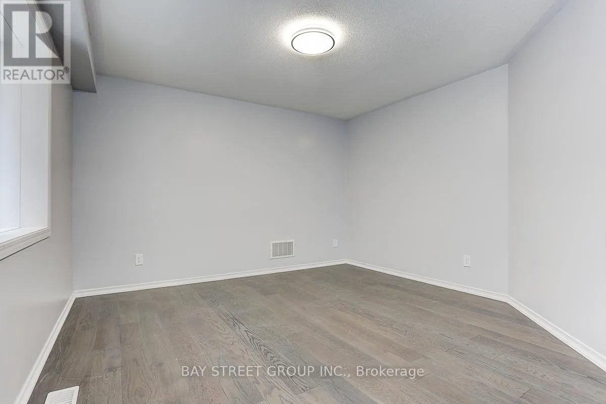 2433 EQUESTRIAN CRES CRESCENT