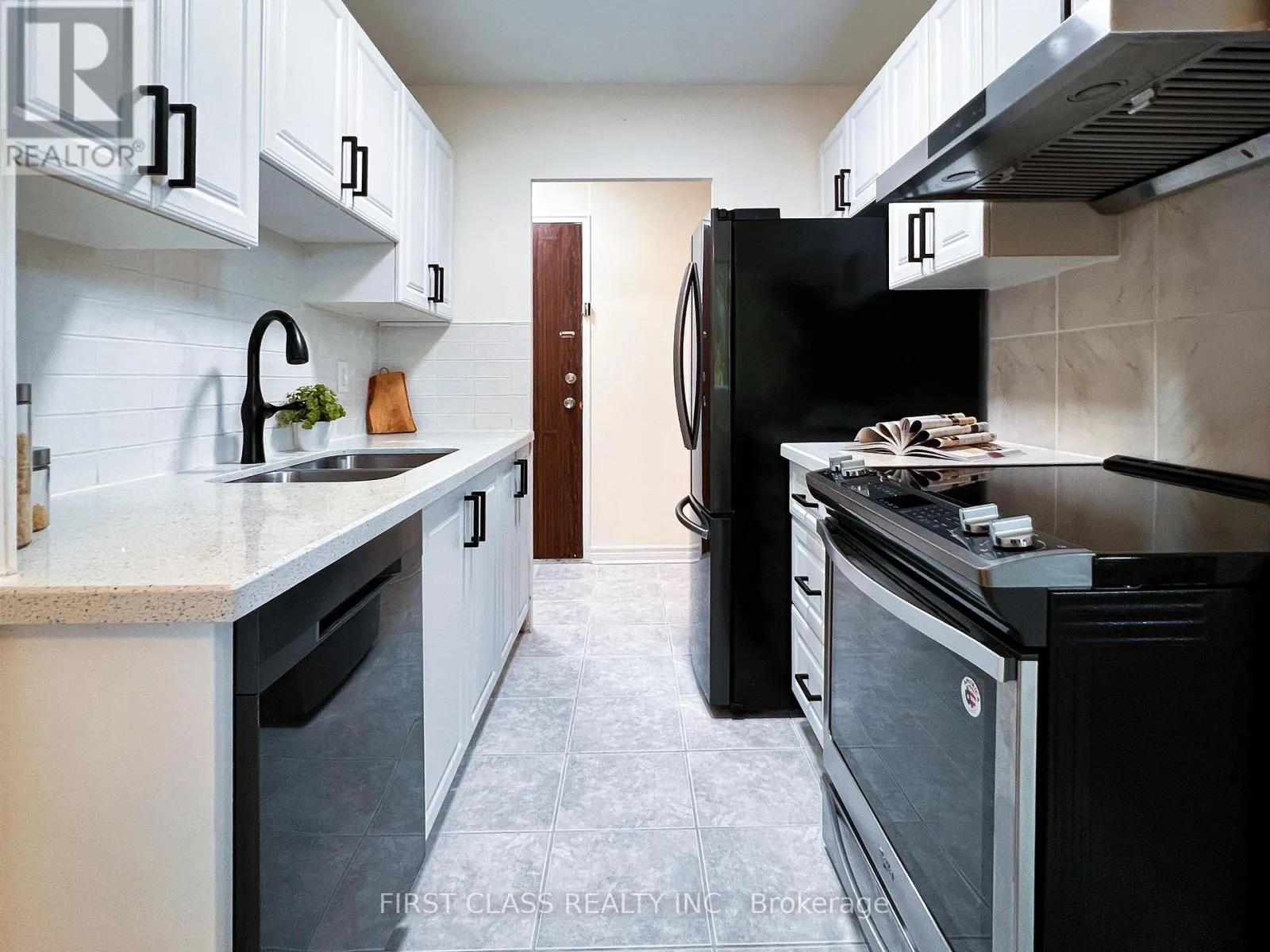 205 - 921 MIDLAND AVENUE