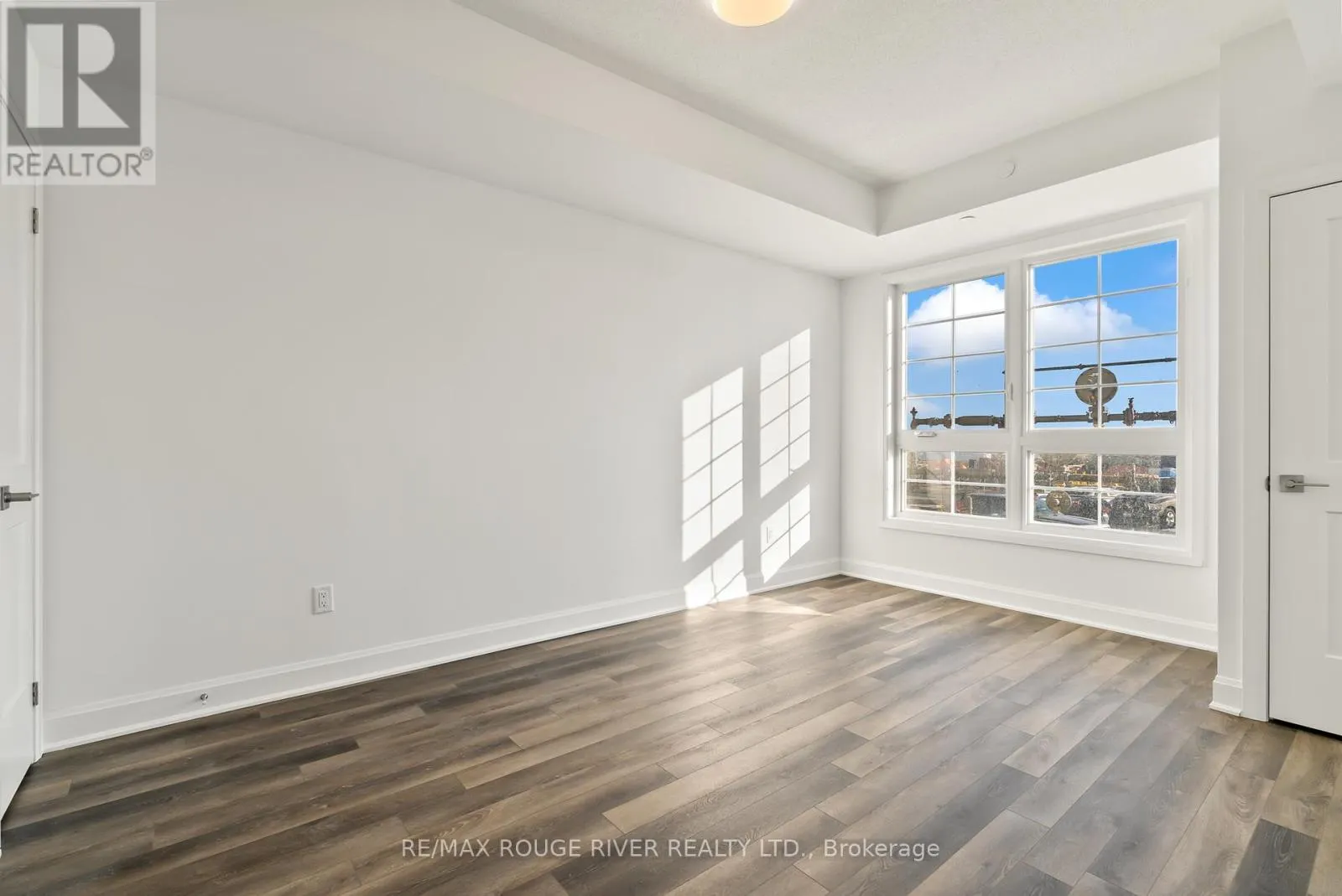 117 - 50 LAKEBREEZE DRIVE, #117