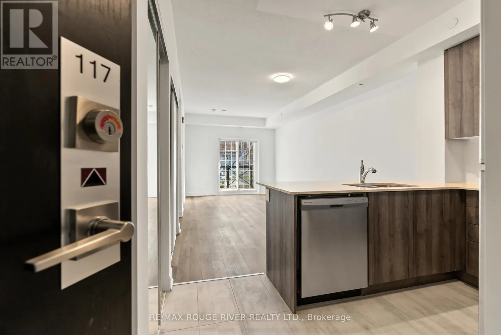 117 - 50 LAKEBREEZE DRIVE, #117
