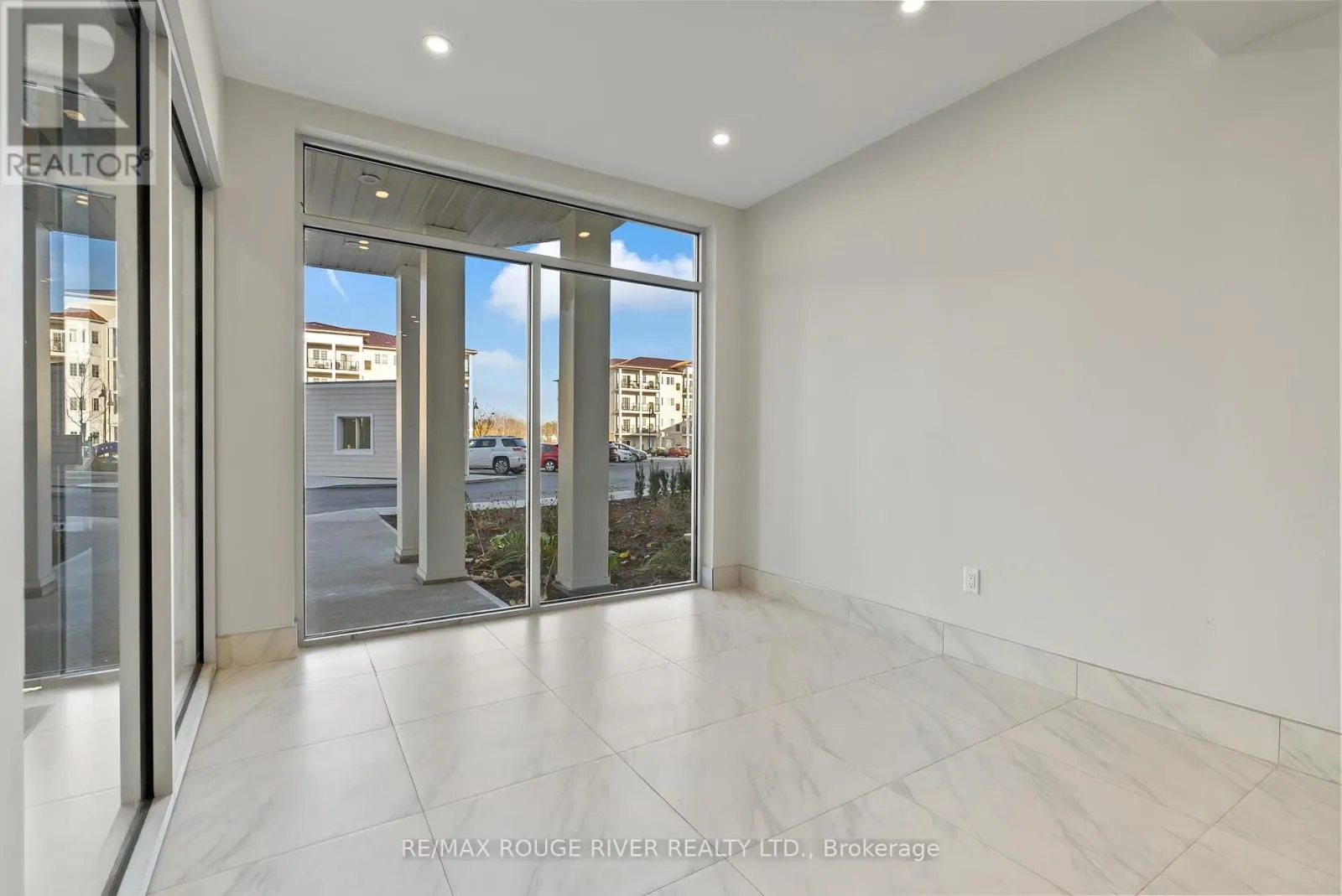 117 - 50 LAKEBREEZE DRIVE, #117
