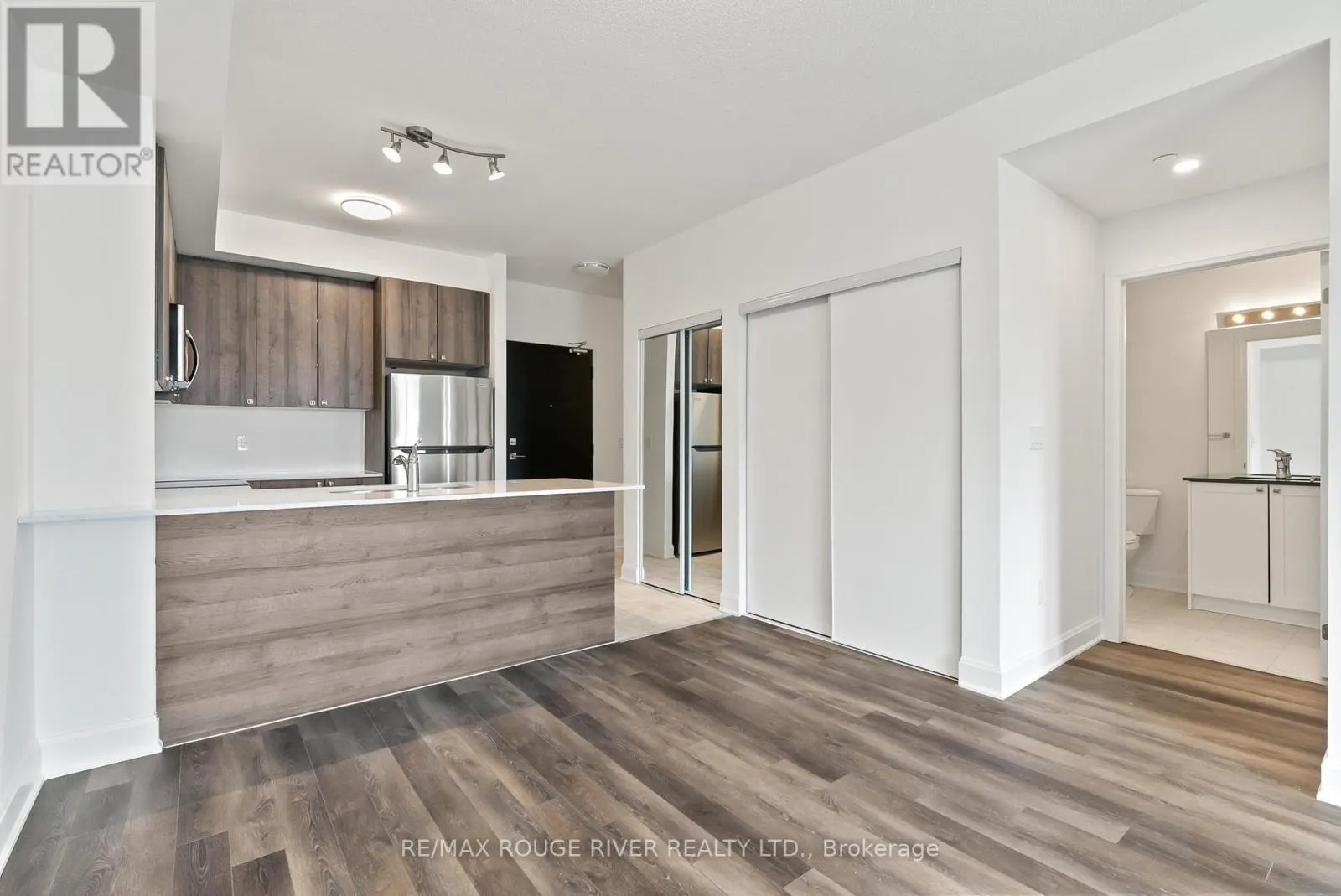117 - 50 LAKEBREEZE DRIVE, #117