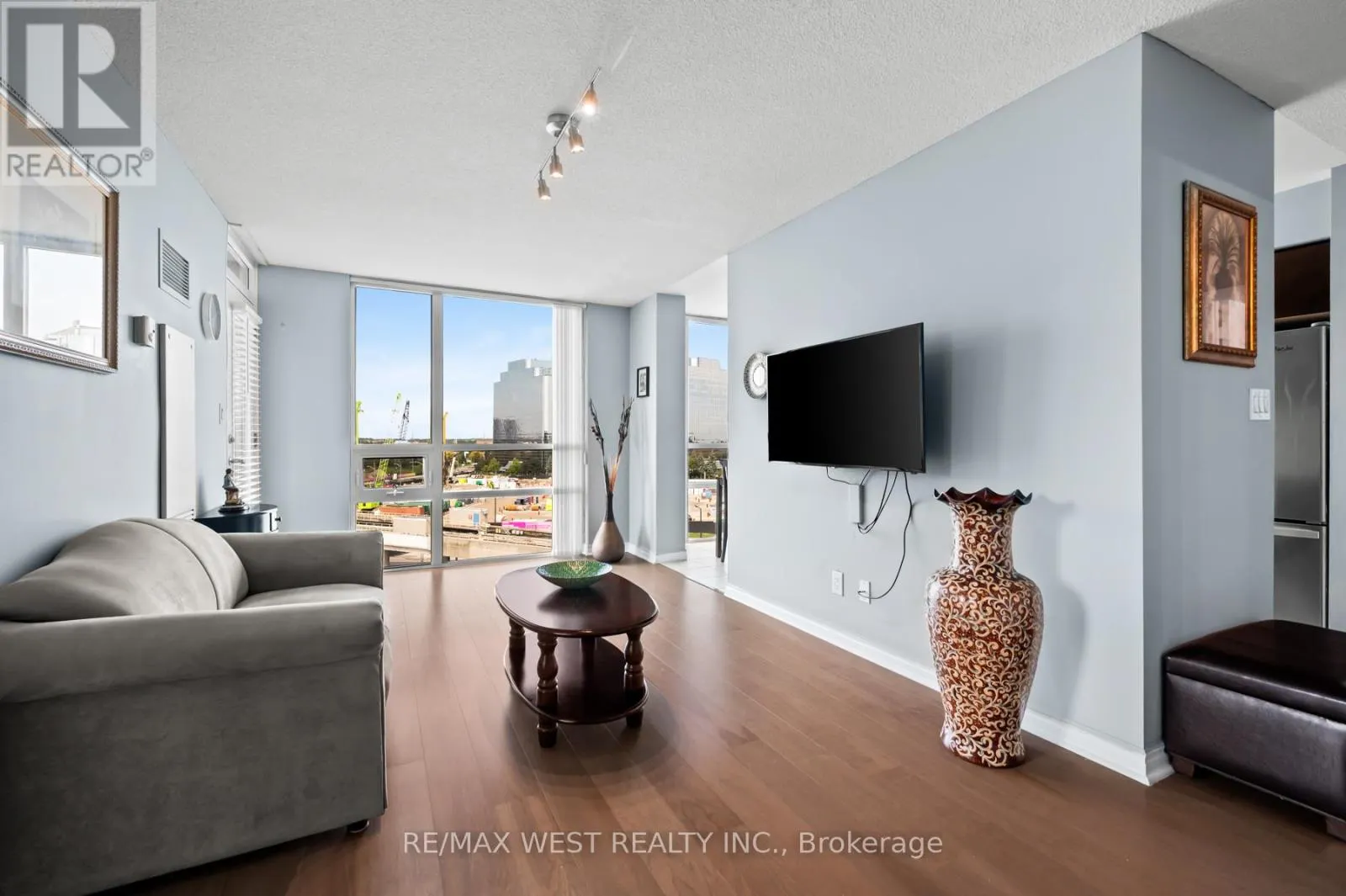 803 - 88 GRANGEWAY AVENUE