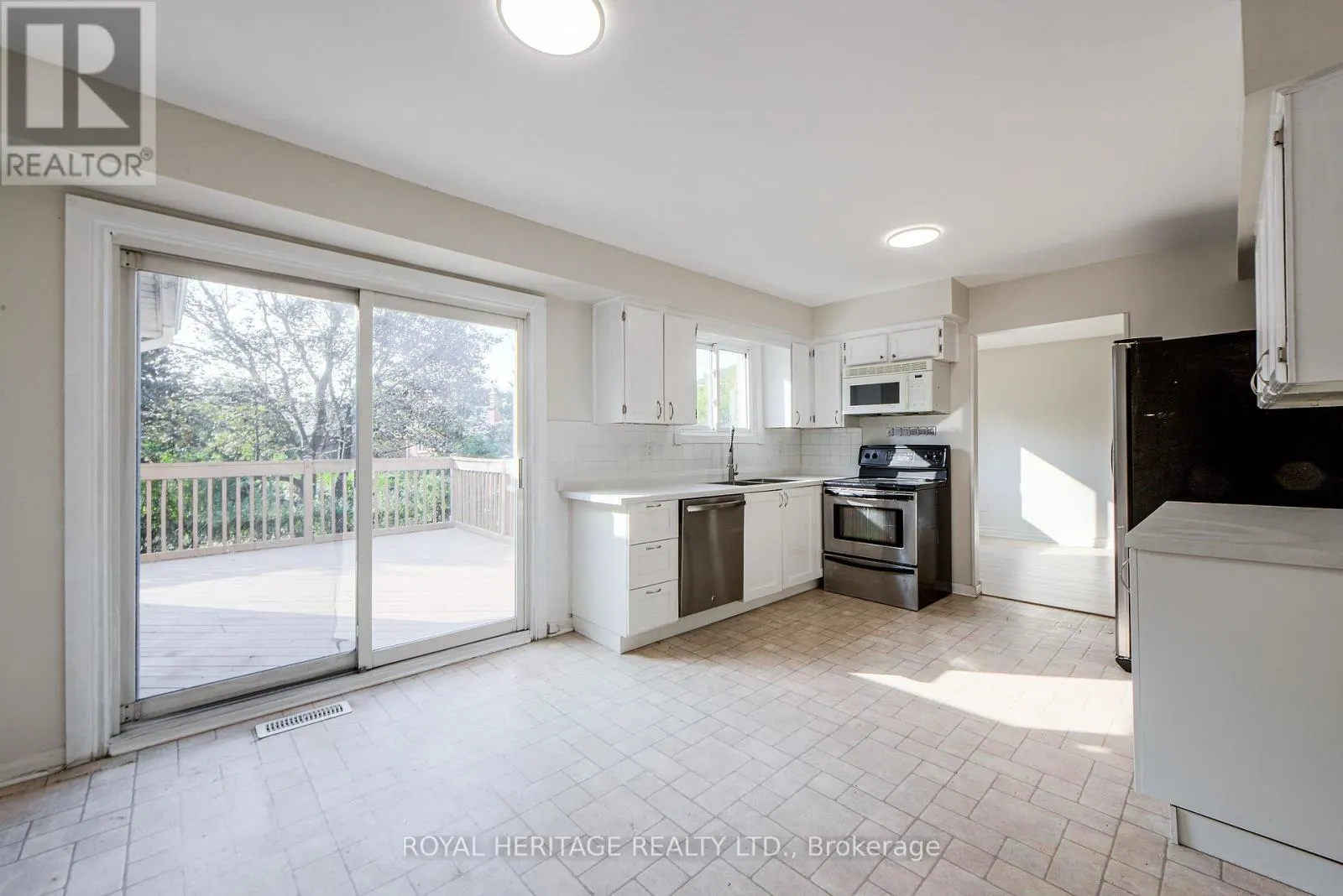 586 CREEKVIEW CIRCLE