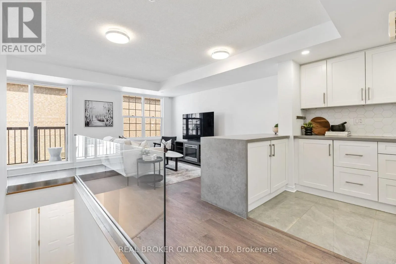 301 - 35 STRANGFORD LANE
