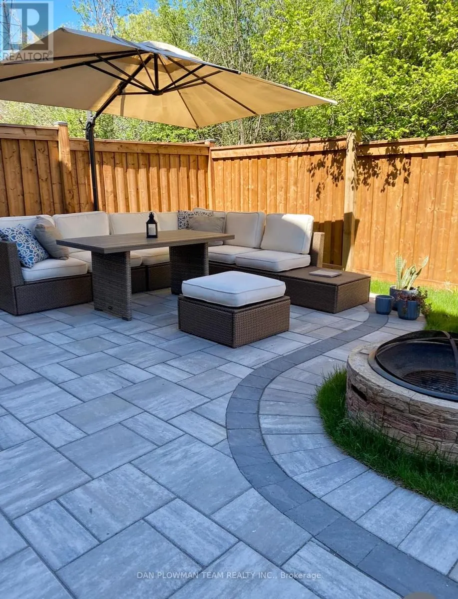 11 RAVENSEDGE COURT