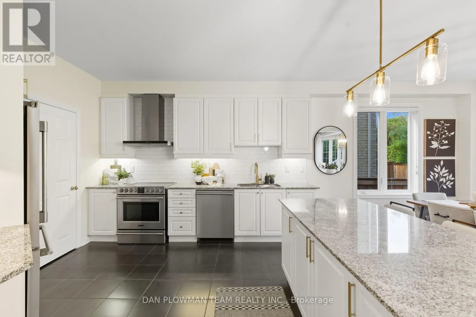 11 RAVENSEDGE COURT