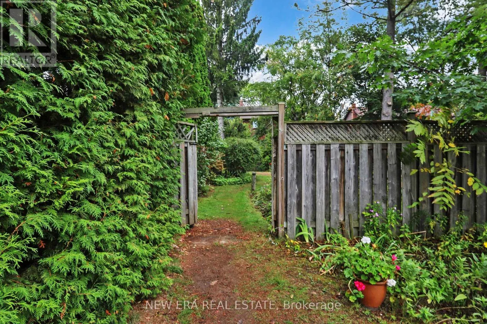 28 THOMAS AVENUE