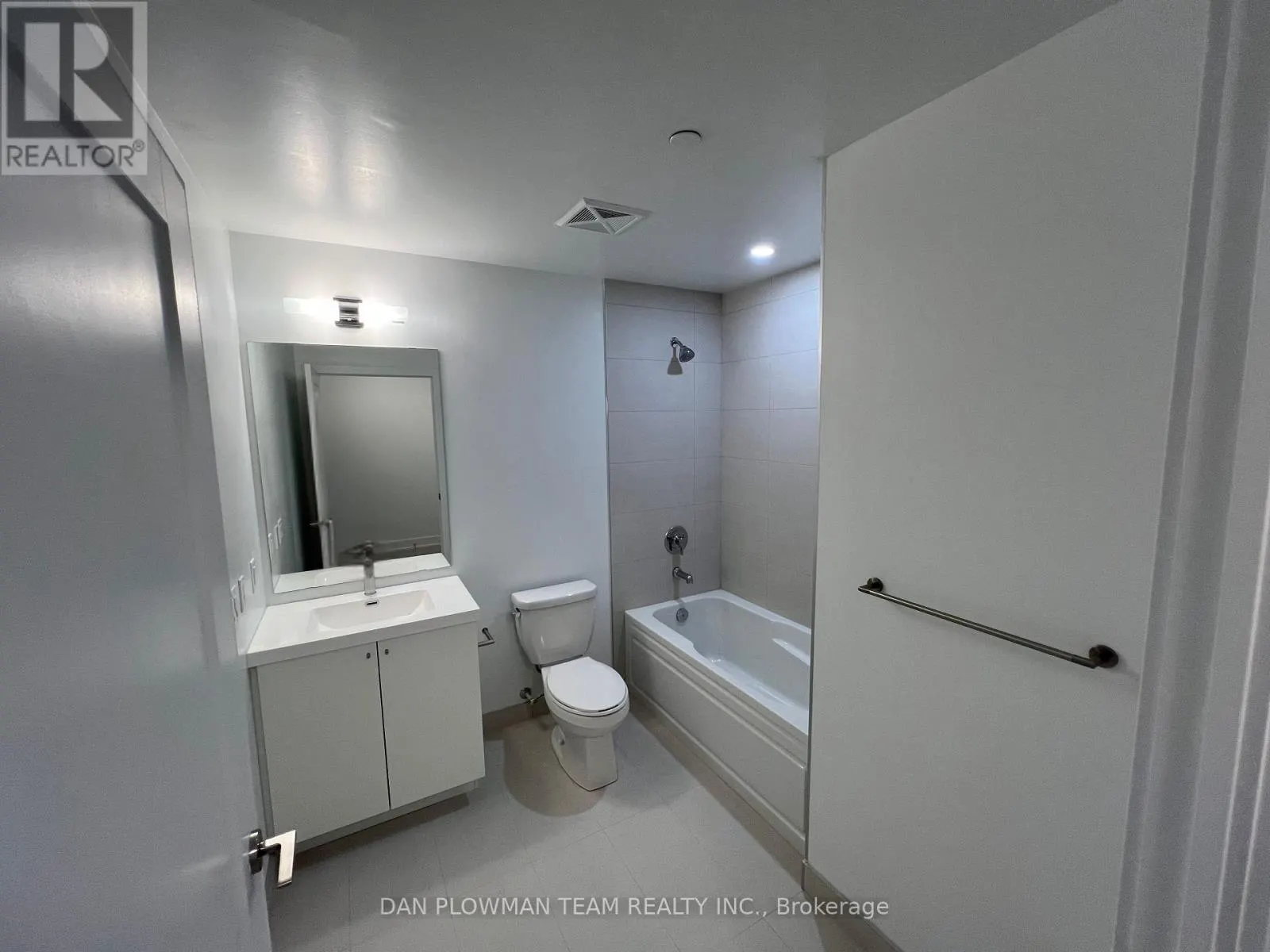 PH09 - 2545 SIMCOE STREET N