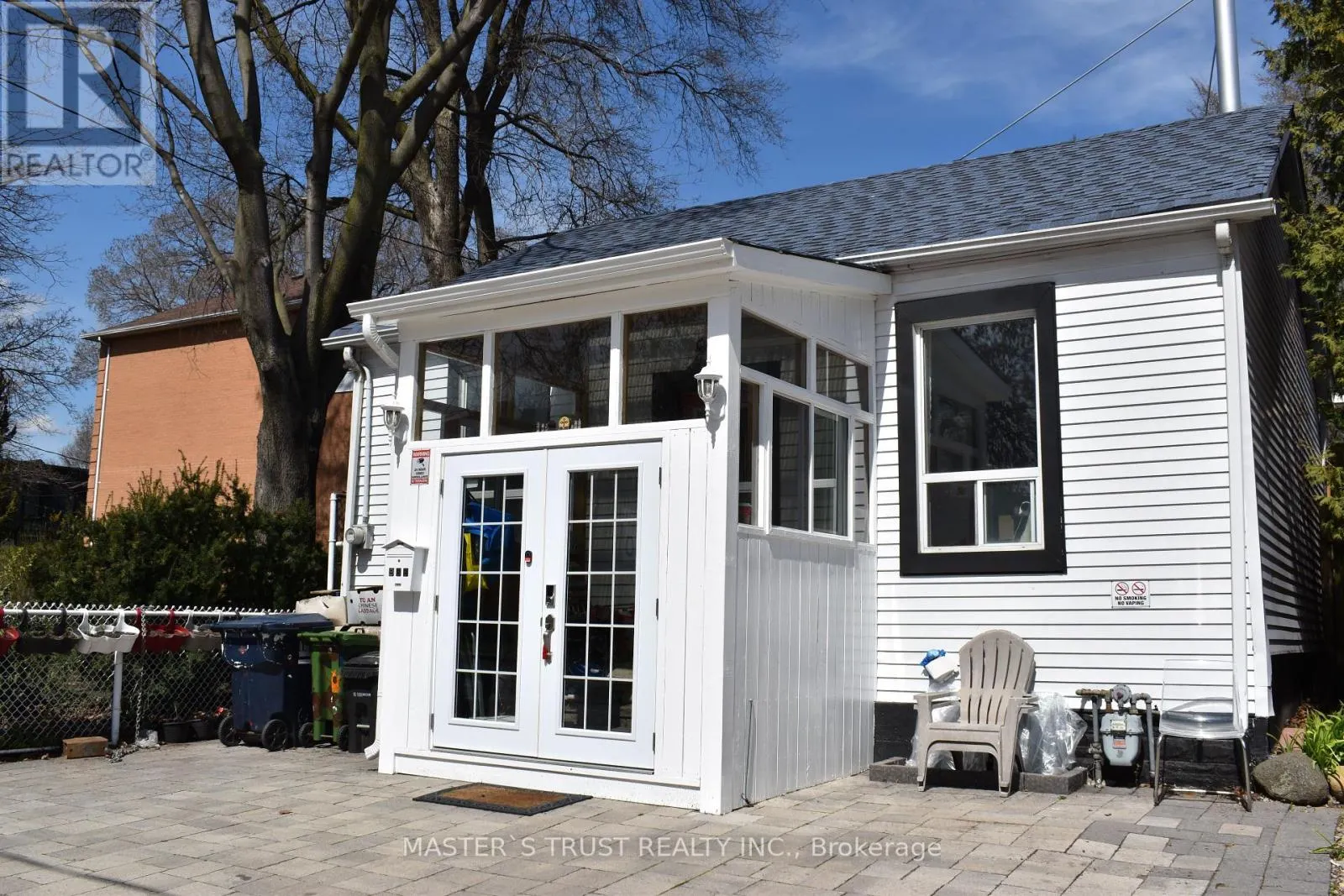 966 DUNDAS STREET E