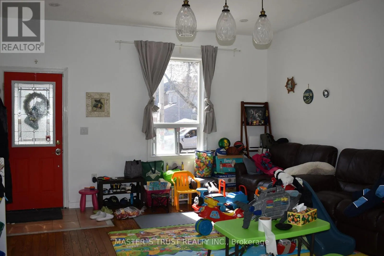 966 DUNDAS STREET E