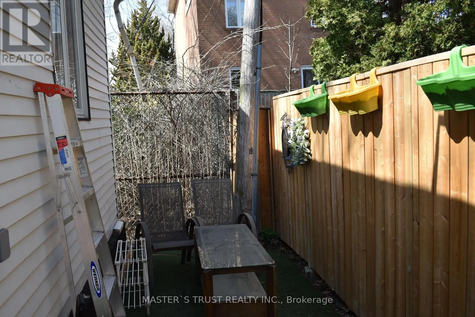 966 DUNDAS STREET E