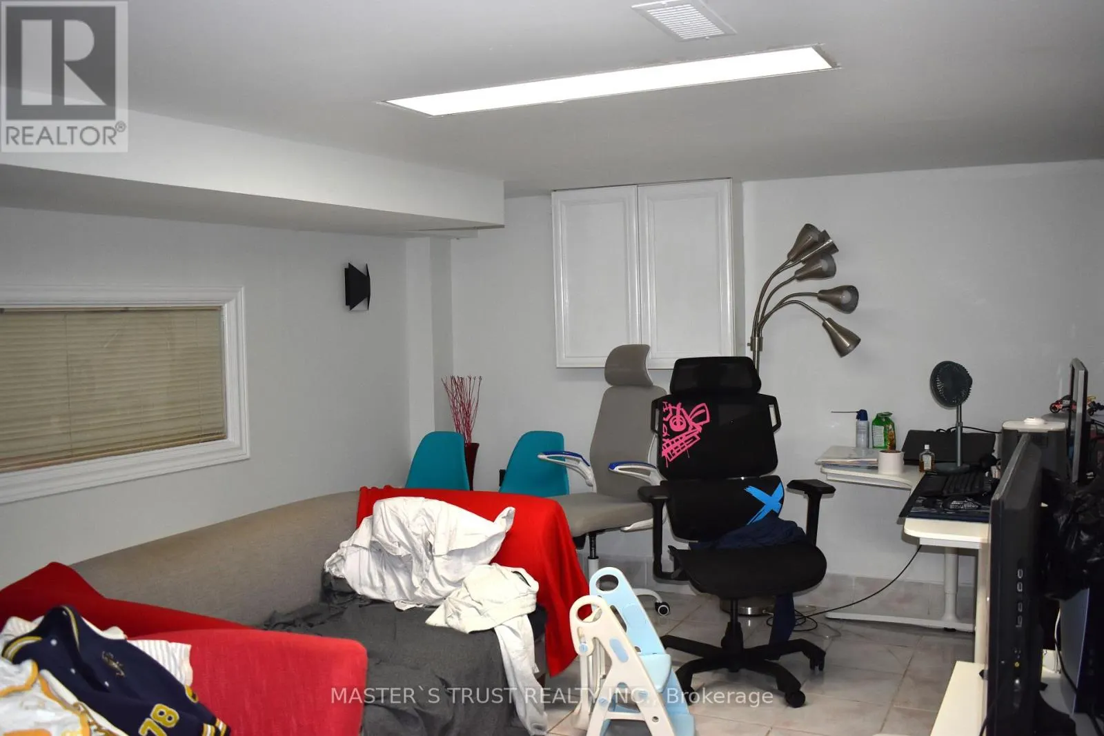 966 DUNDAS STREET E