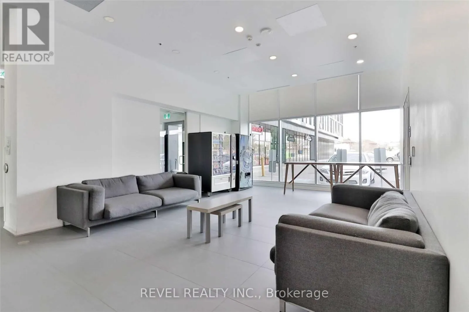 204 - 1800 SIMCOE STREET N, #204