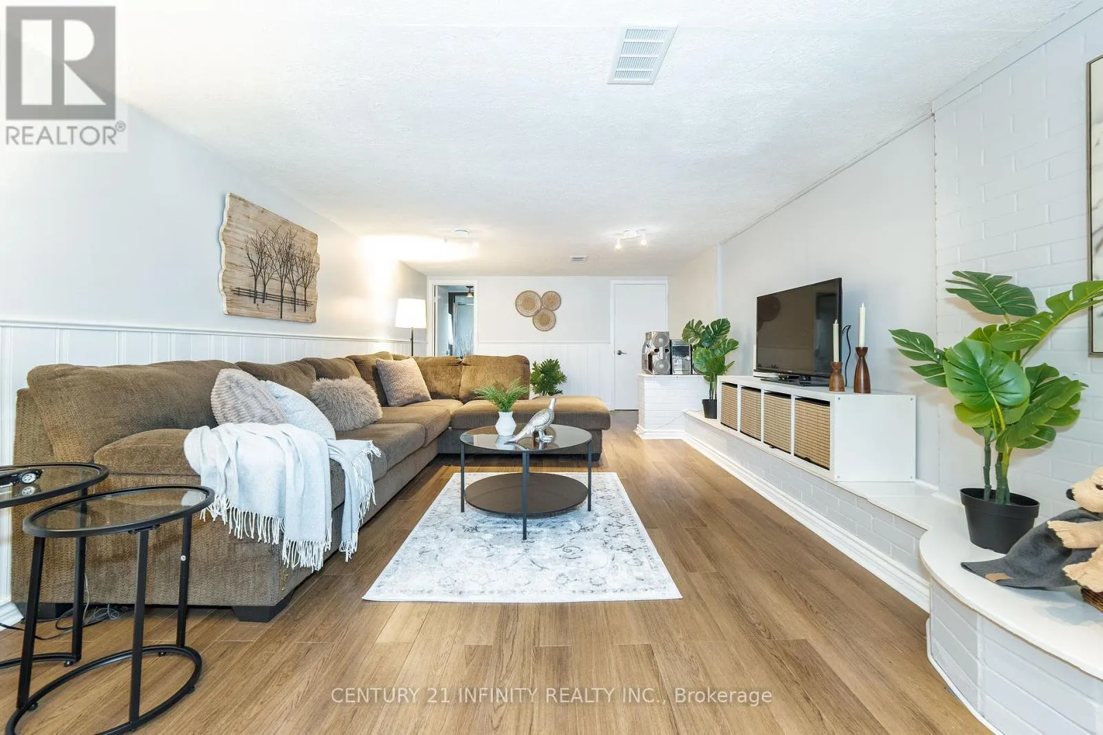43 COLONIAL AVENUE
