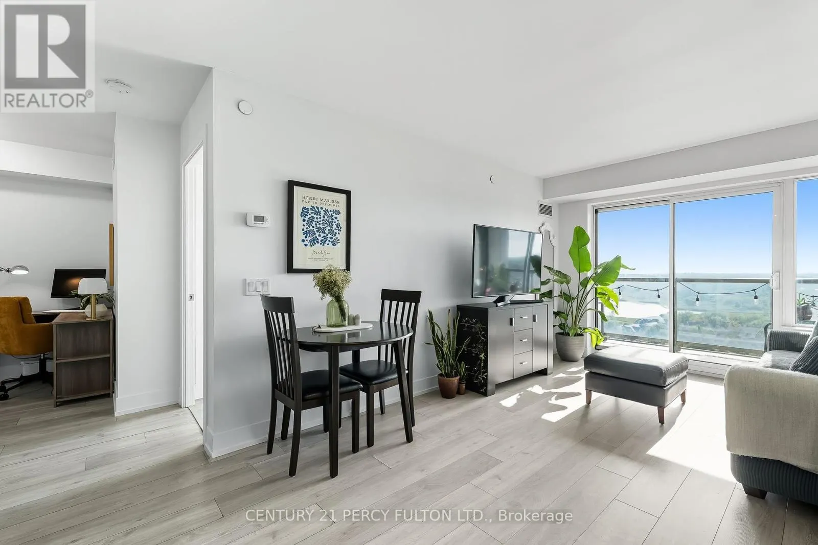 1308 - 1215 BAYLY STREET