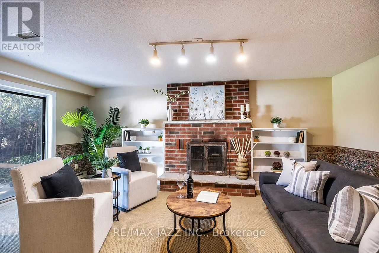 585 MYRTLE ROAD W
