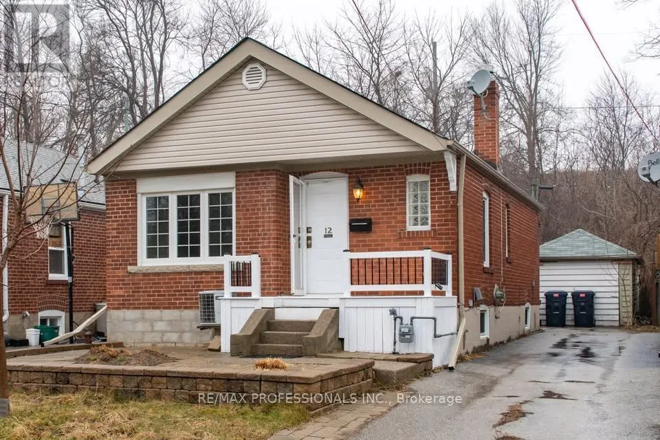 12 RHYDWEN AVENUE