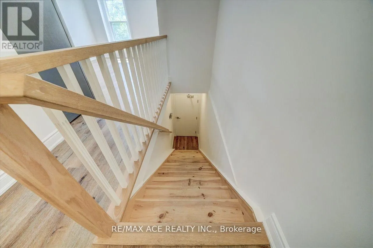UPPER - 183 MUNRO STREET