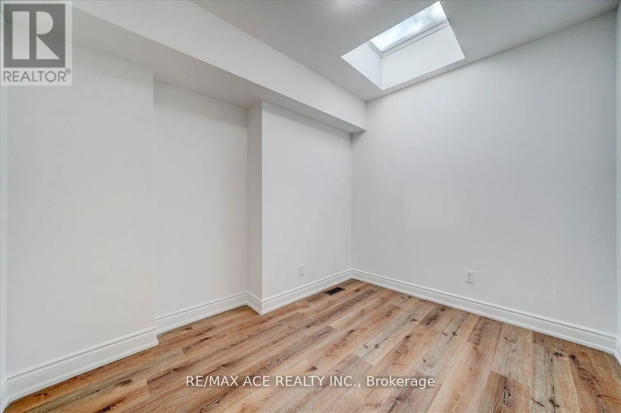 UPPER - 183 MUNRO STREET