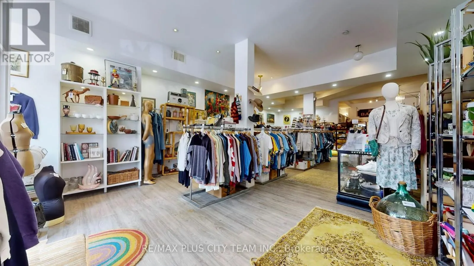 1 - 734 QUEEN STREET E