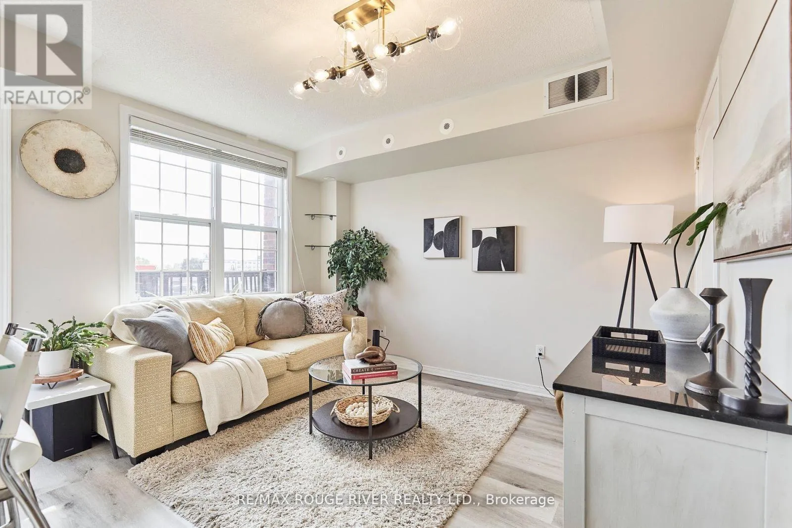 312 - 25 STRANGFORD LANE