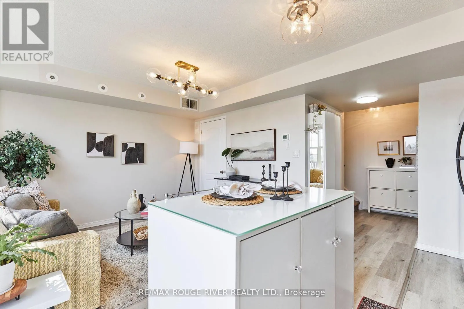 312 - 25 STRANGFORD LANE