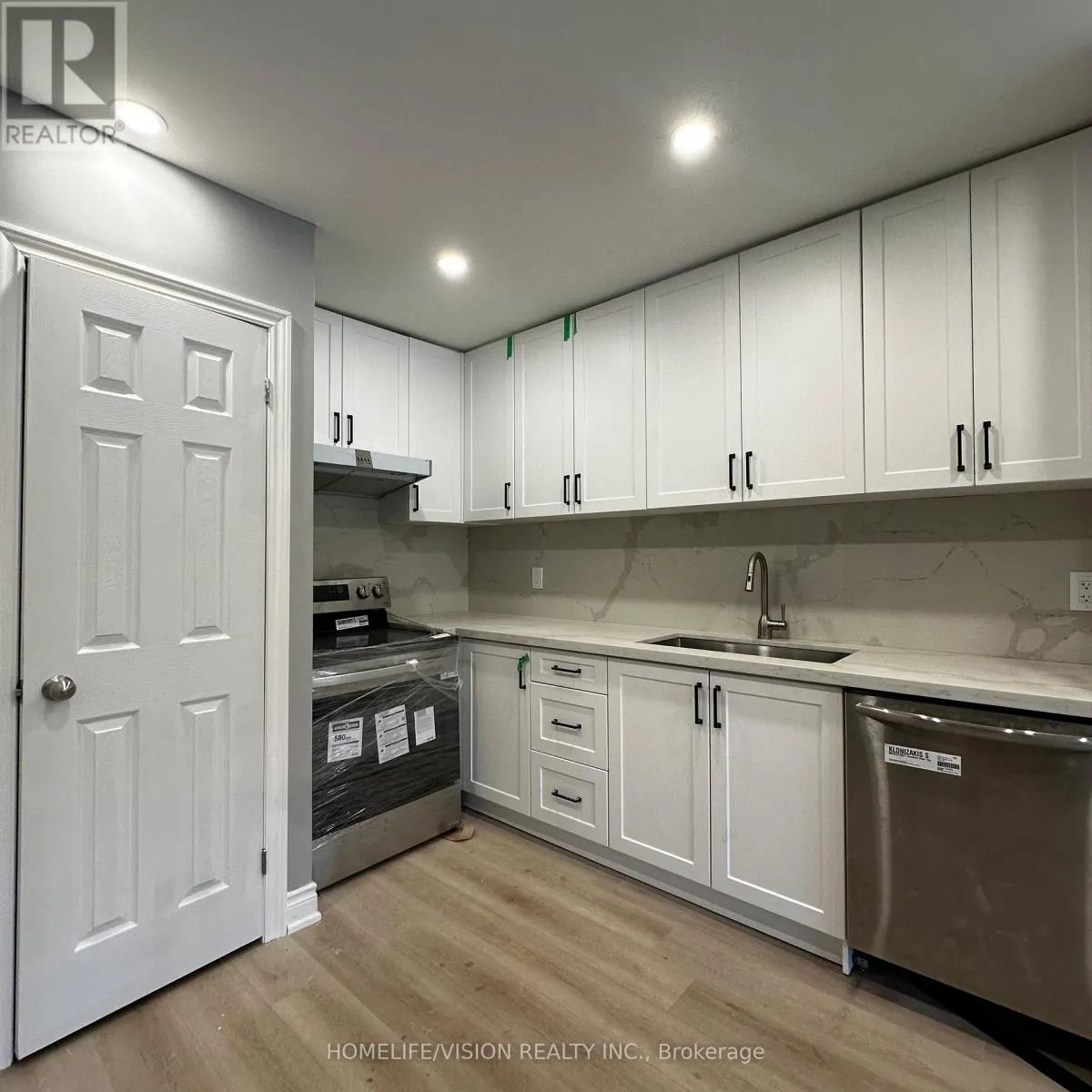 2877A ST CLAIR AVENUE E