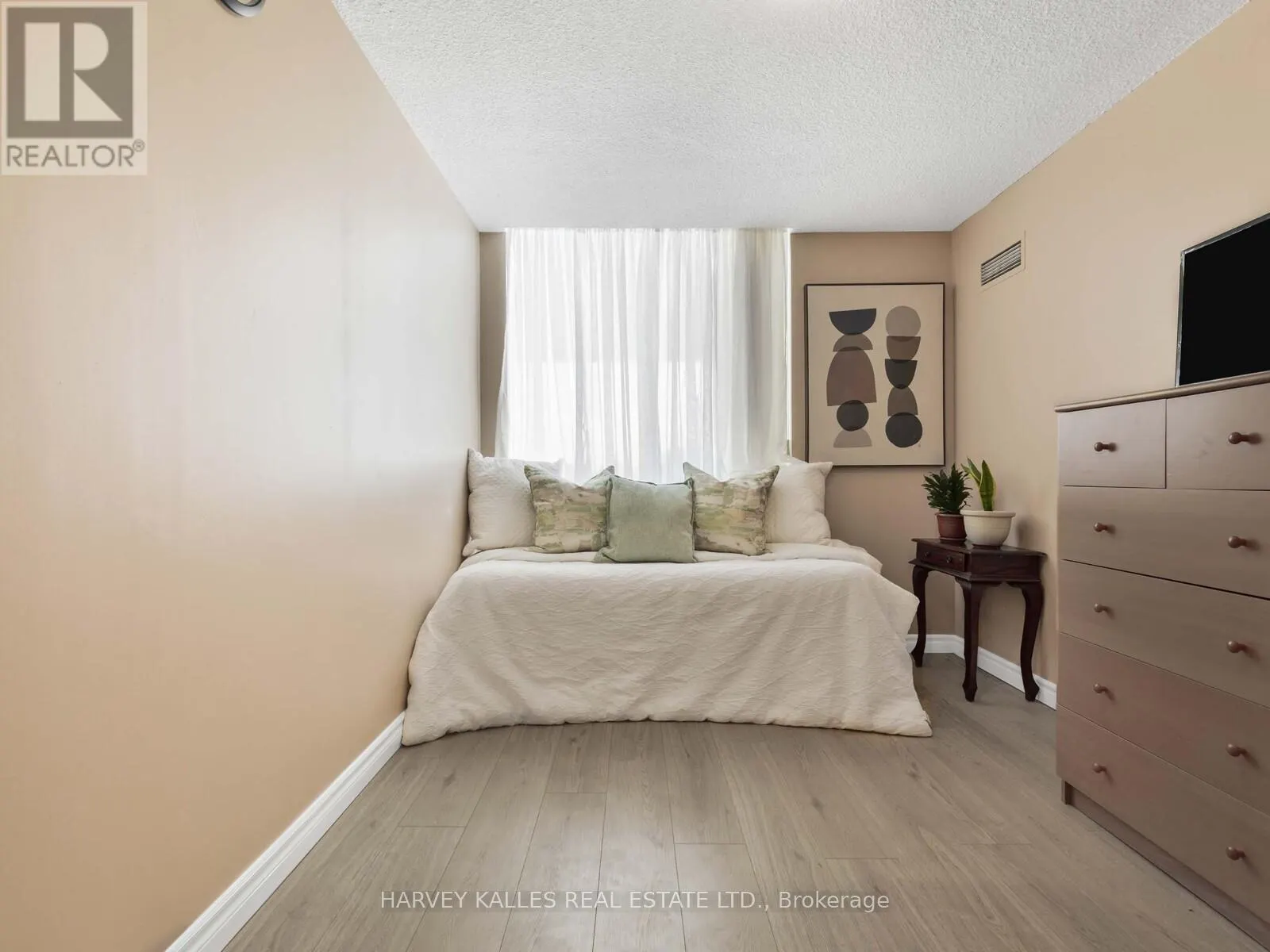 211 - 2550 LAWRENCE AVENUE E