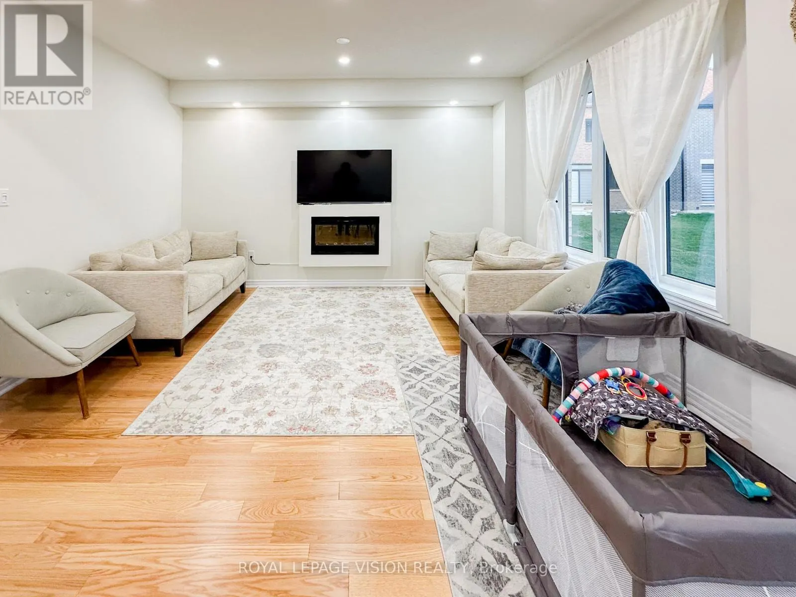11 WATERFRONT CRESCENT