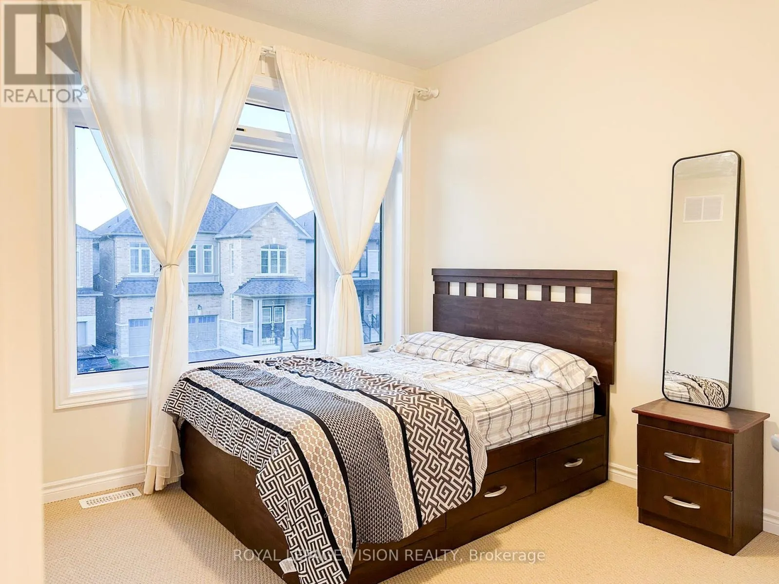 11 WATERFRONT CRESCENT