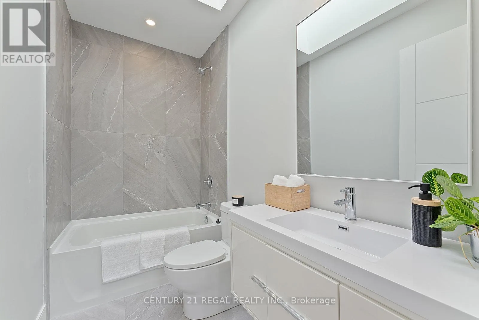 84 BEXHILL AVENUE
