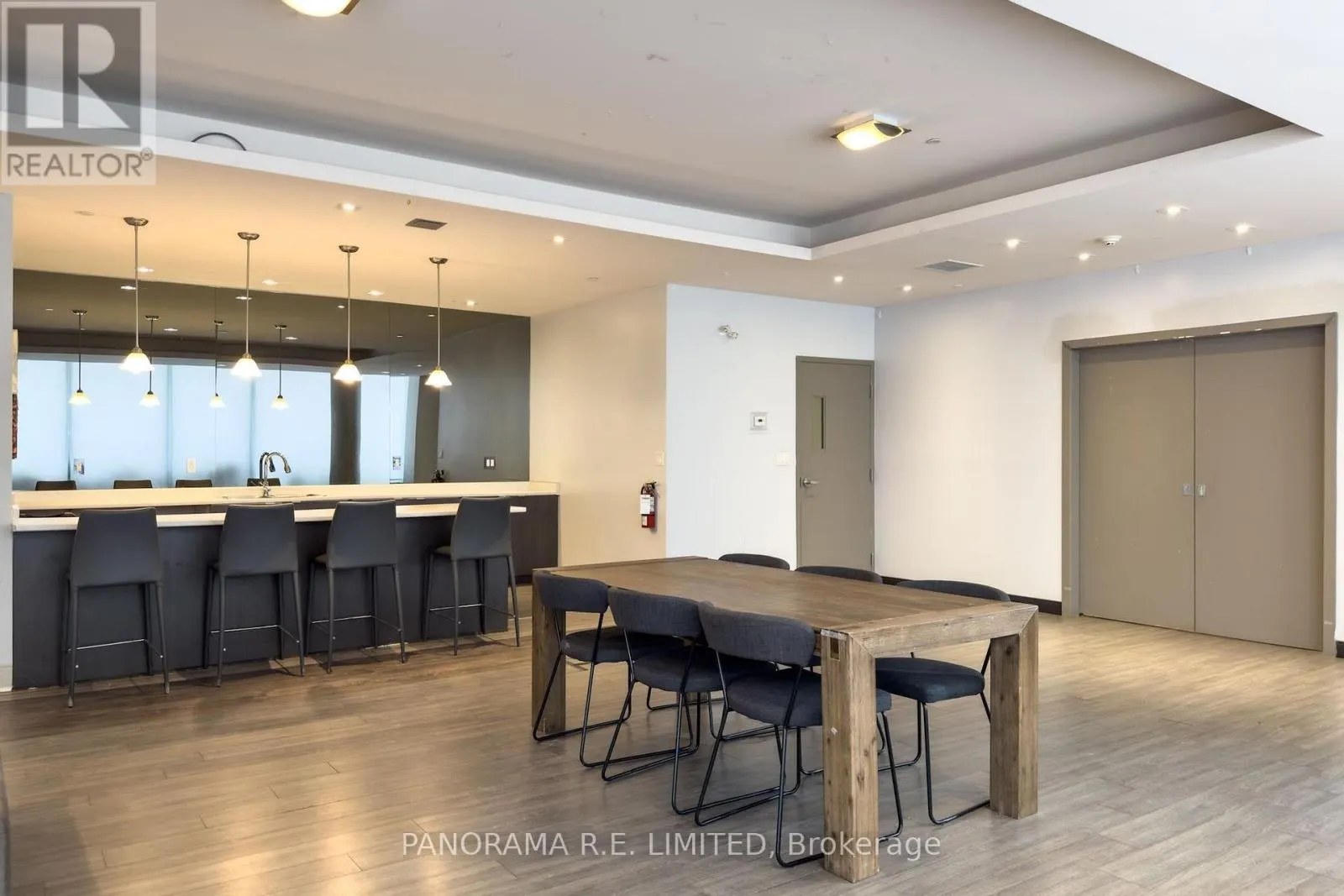 318 - 3560 ST CLAIR AVENUE E
