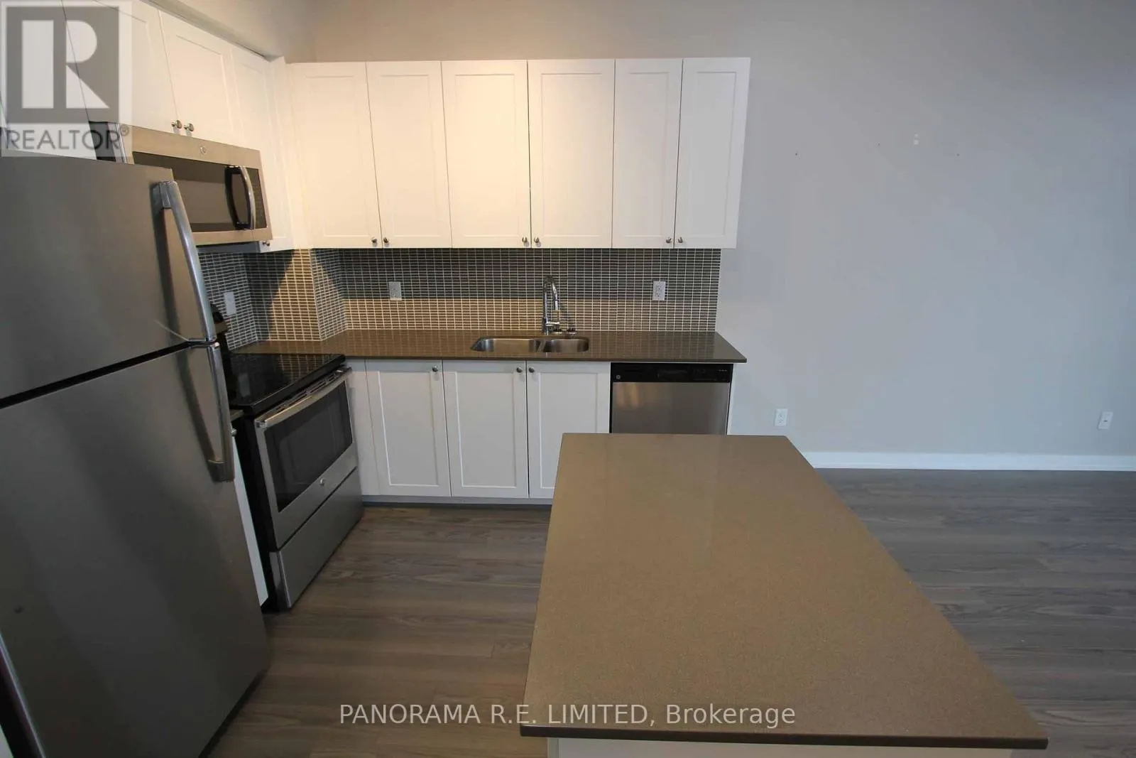 318 - 3560 ST CLAIR AVENUE E
