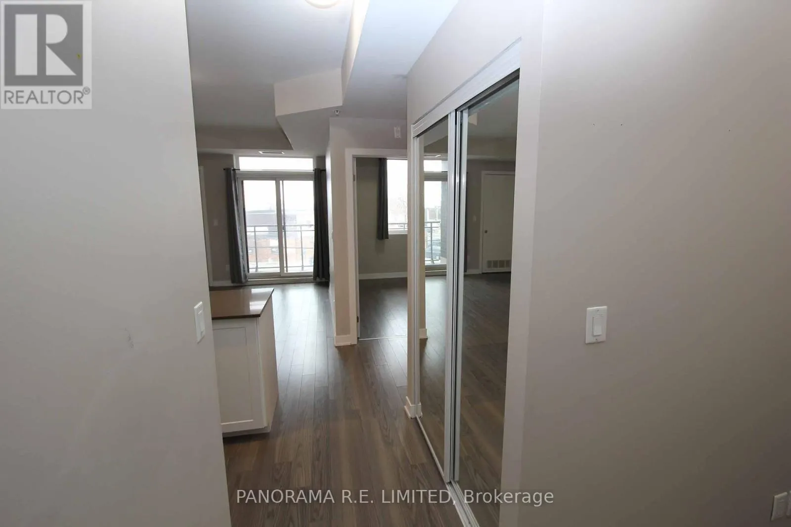318 - 3560 ST CLAIR AVENUE E