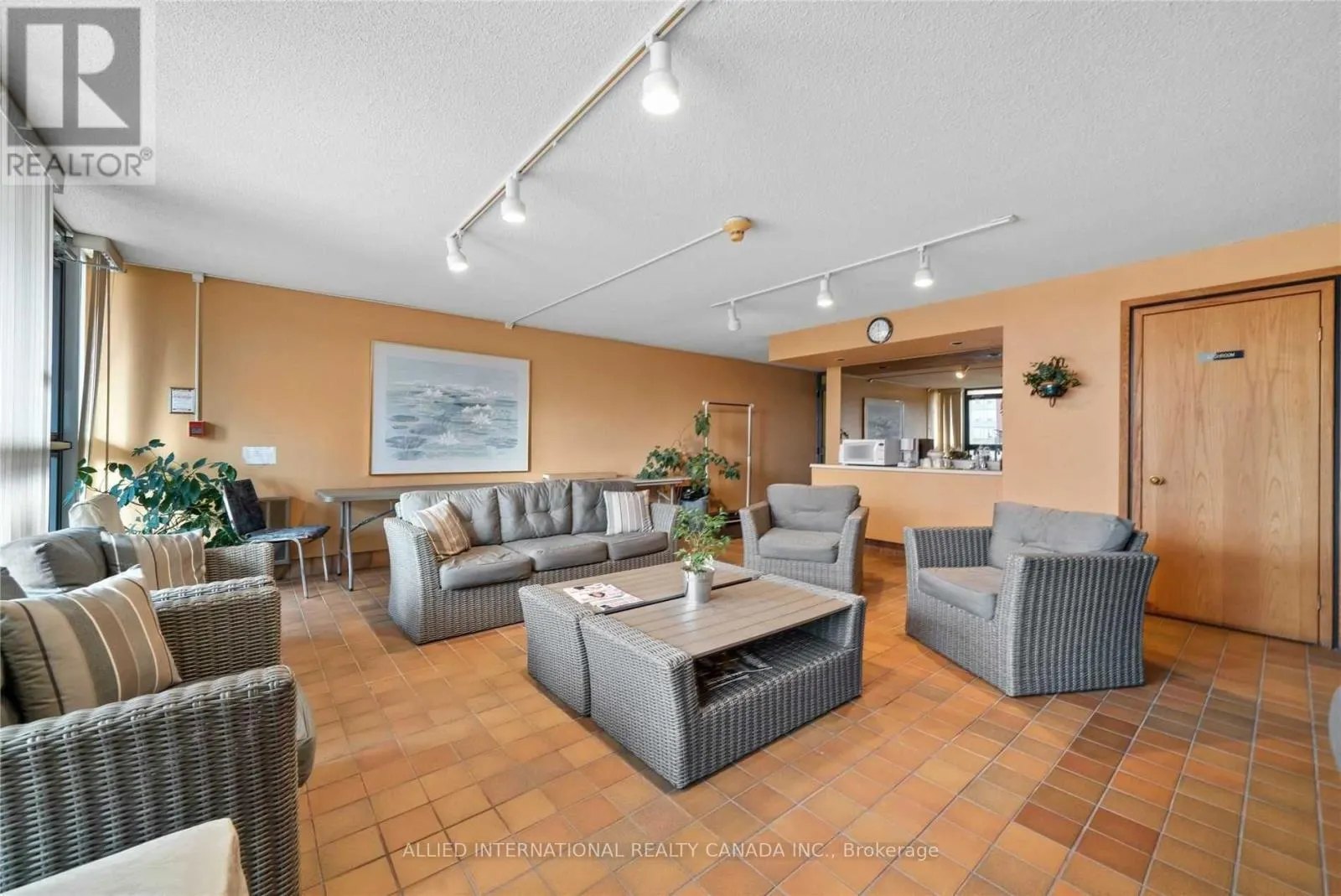 404 - 80 ATHOL STREET E