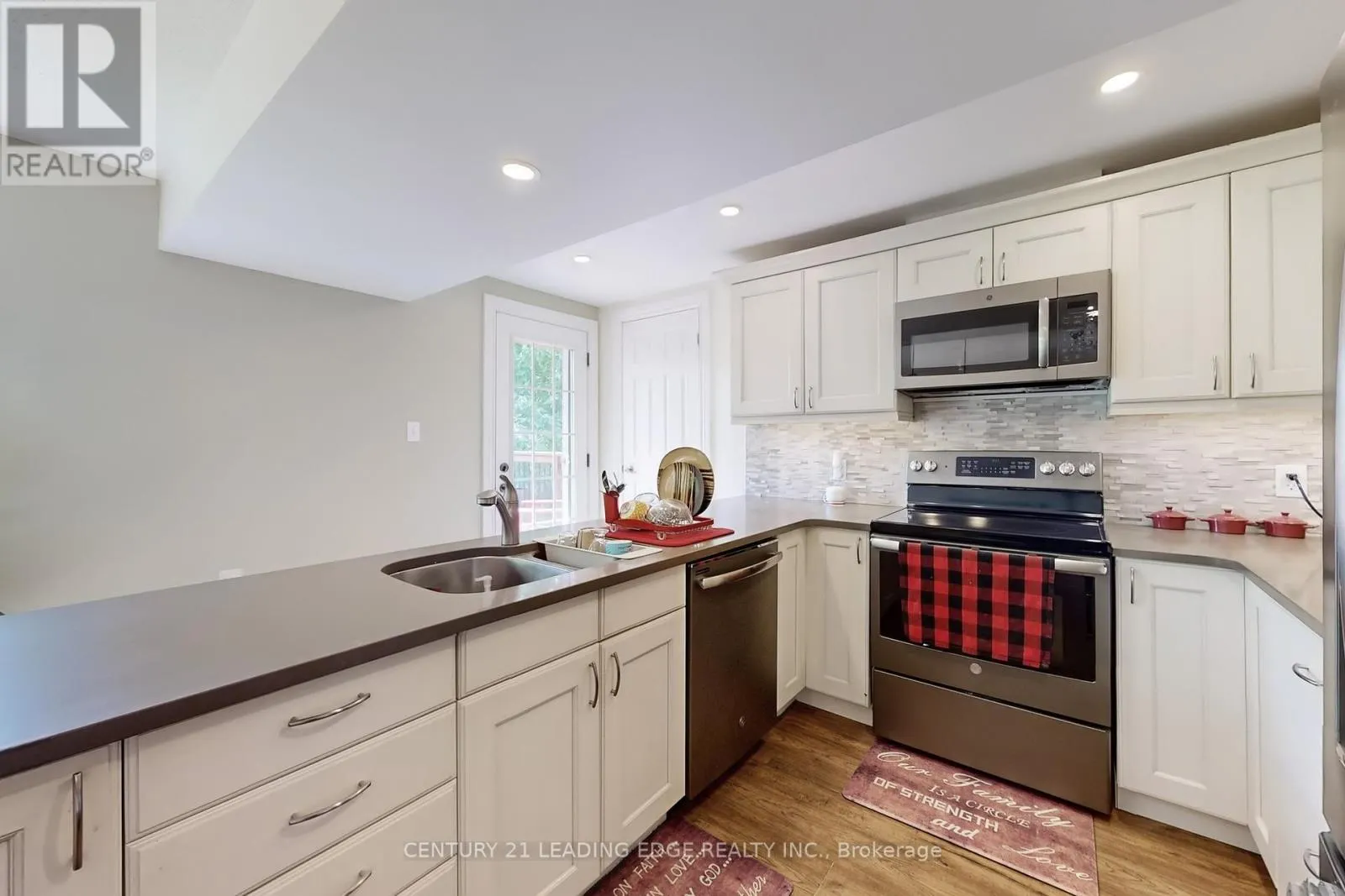 MIDDLE LEVEL - 61 GARDEN STREET NE