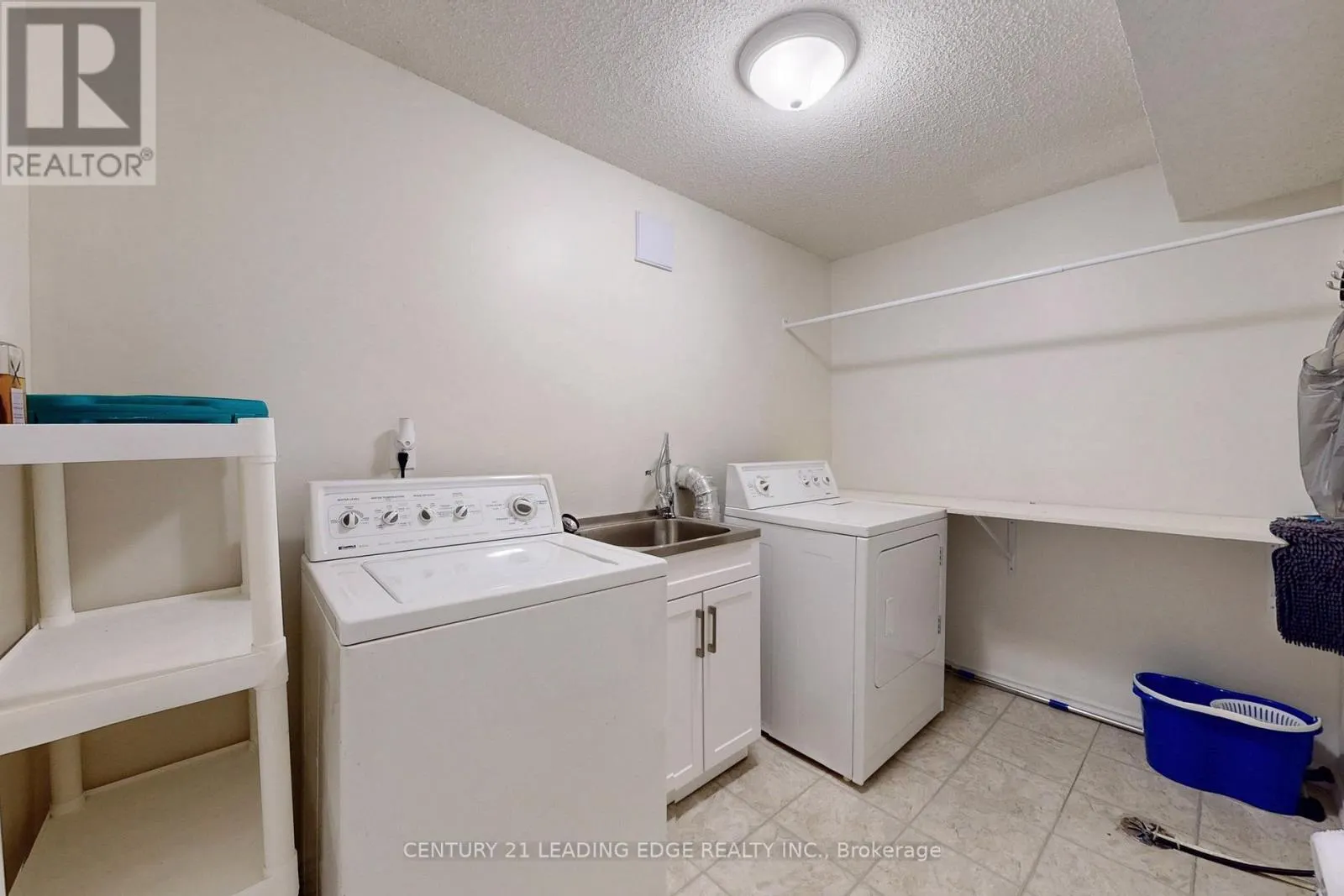 MIDDLE LEVEL - 61 GARDEN STREET NE