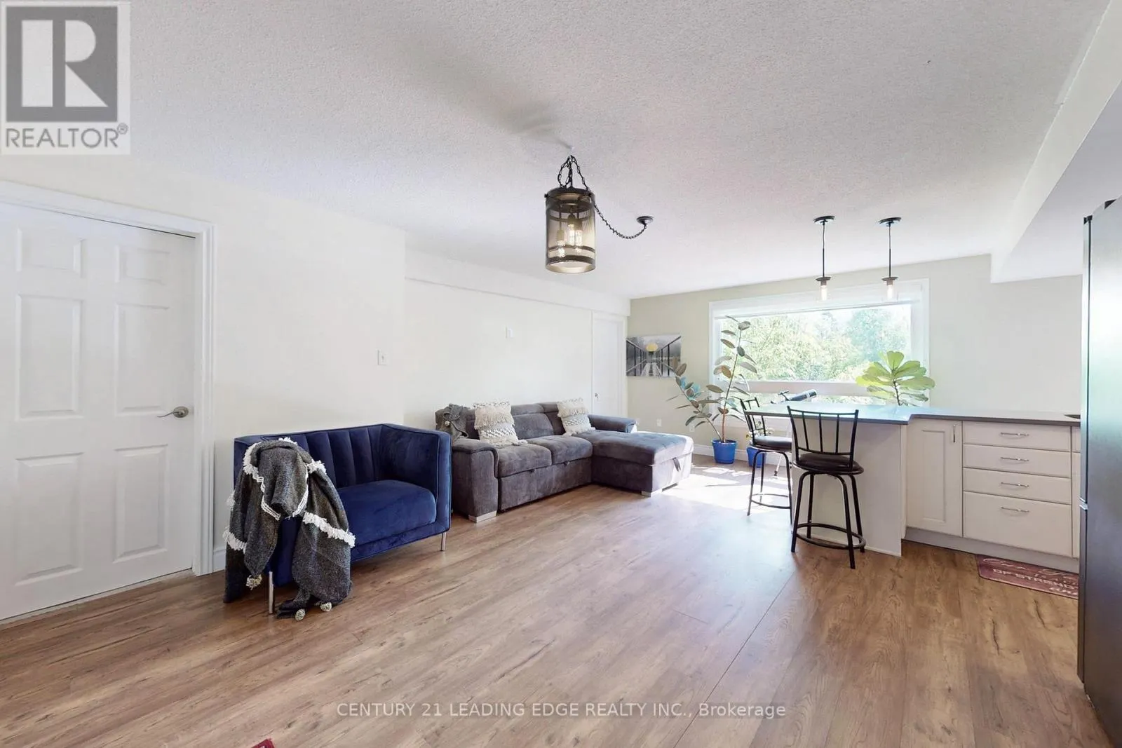 MIDDLE LEVEL - 61 GARDEN STREET NE