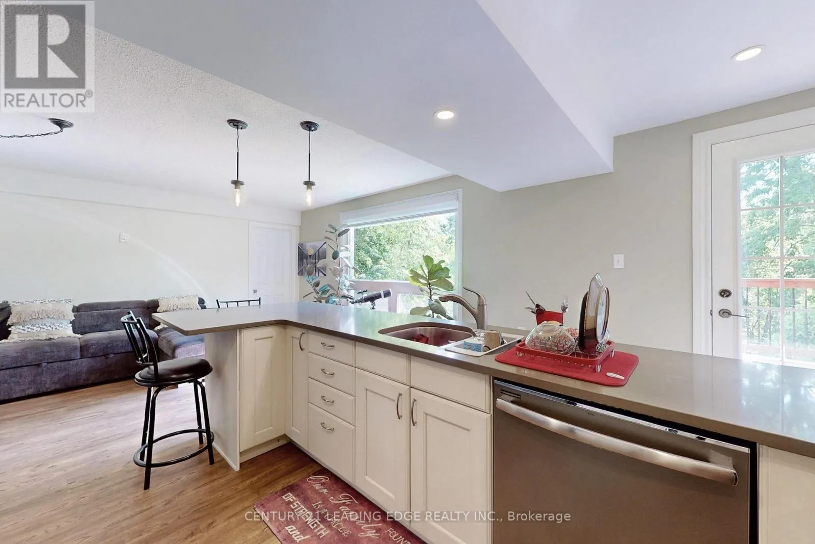 MIDDLE LEVEL - 61 GARDEN STREET NE
