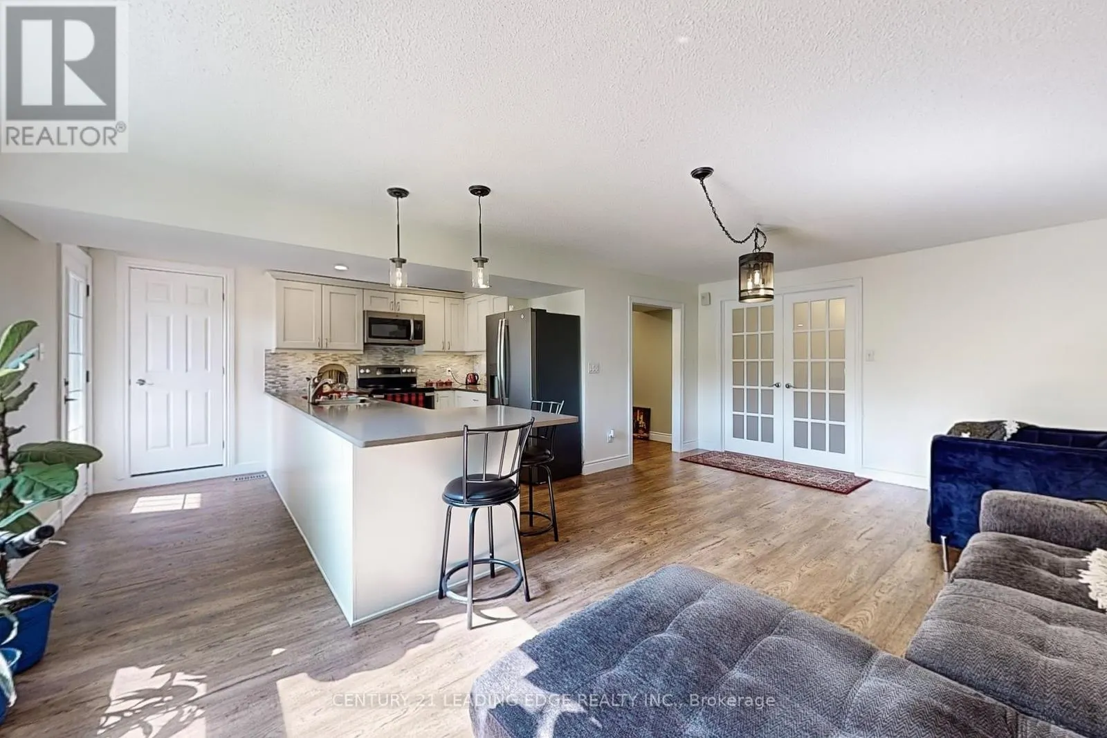 MIDDLE LEVEL - 61 GARDEN STREET NE