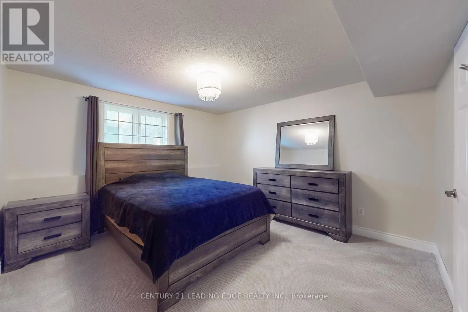 MIDDLE LEVEL - 61 GARDEN STREET NE