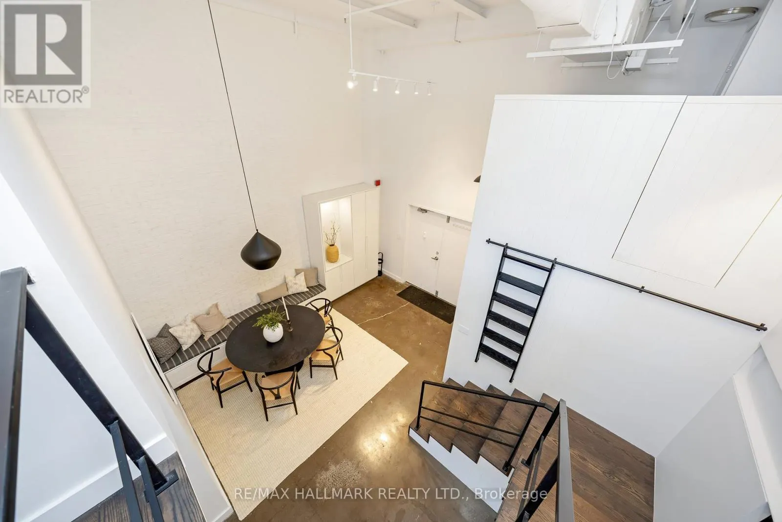 102 - 326 CARLAW AVENUE